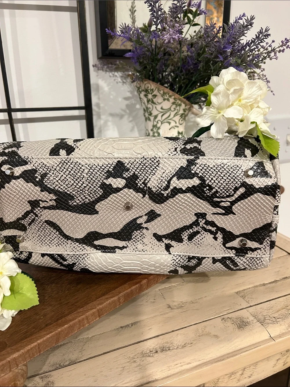 Isabella Adams Shoulder Bag in Cream and Black